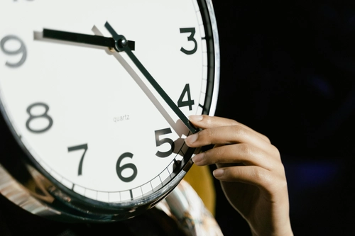 Hand adjusting a quartz clock, time control