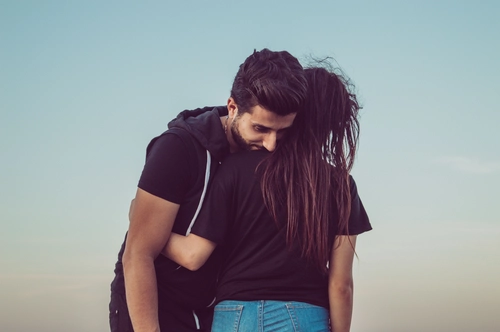 How Not to Get Emotionally Attached Too Fast When Dating